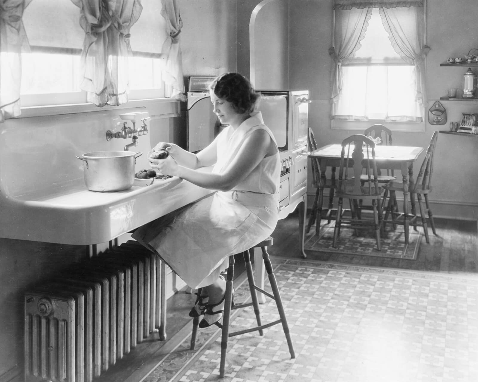 The Evolution Of Kitchens In 23 Photos Old Timey Herald   1925 Kitchen 